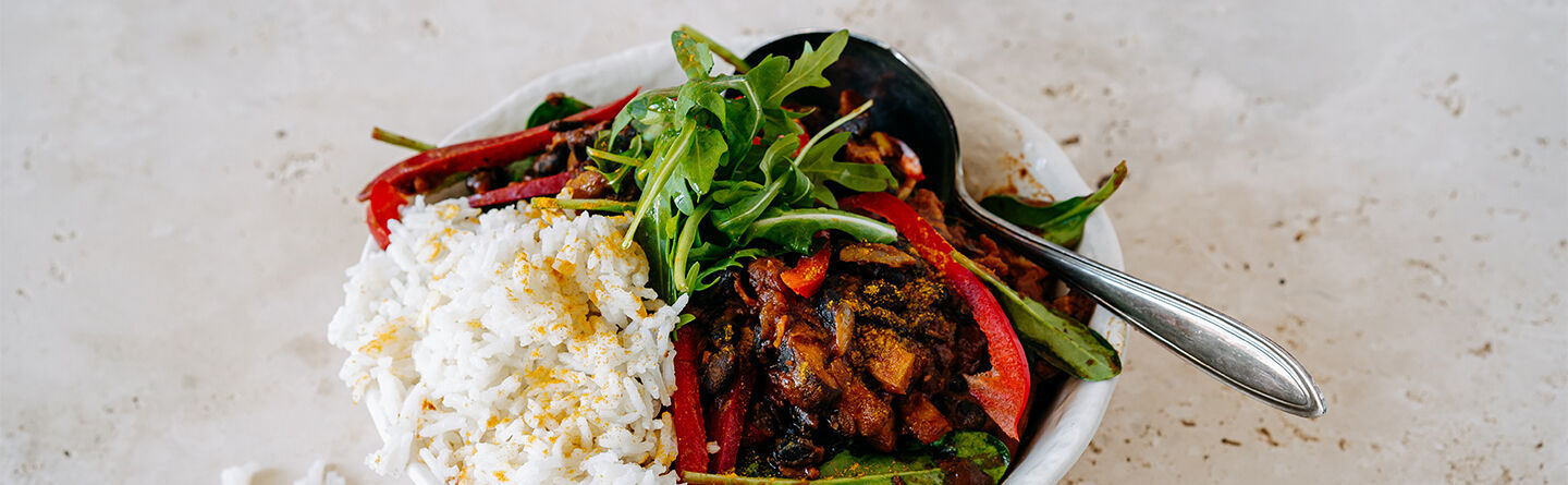 /Magazine/2022/May/For the perfect post-workout dinner try these spiced black beans with veggies and tomato sauce.jpg